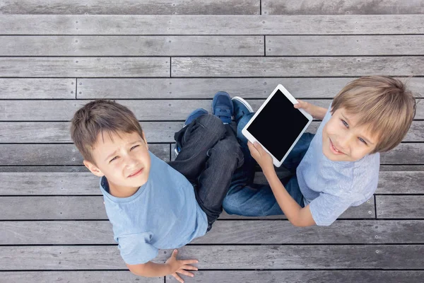 Gyerekek szabadtéri tablet számítógépeket. Emberek oktatás, tanulás, technológia szabadidős koncepció — Stock Fotó