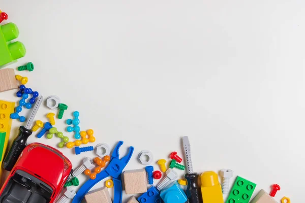 Bunte Kinder-Spielzeug-Grenze. Kunststoff-Spielzeug Werkzeuge