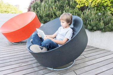 Tablet bilgisayar açık havada kullanarak çocuk