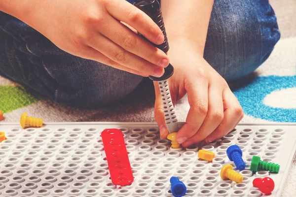 Close up van kind handen spelen met speelgoed tool kit. Bovenaanzicht — Stockfoto