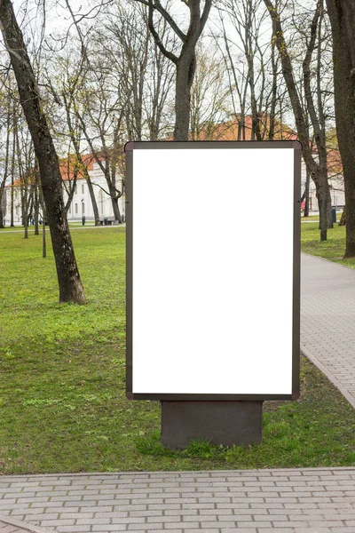 Mock up. Leeg reclamebord buitenshuis, buitenreclame, openbare informatiebord in de buurt van city park. — Stockfoto