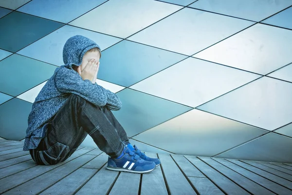 Ledsen, ensam, olycklig, besvikna barn håller huvud med händerna — Stockfoto
