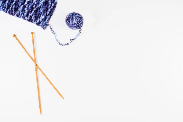 Bola de fios e tricô com agulhas de tricô de madeira sobre fundo branco . — Fotografia de Stock