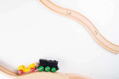 Oyuncak tren ve beyaz zemin üzerine tahta raylar. Üstten Görünüm.