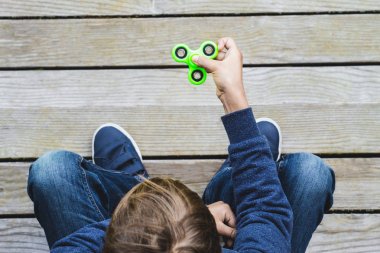 Açık havada topluca spinner ile oynayan çocuk. Üstten Görünüm