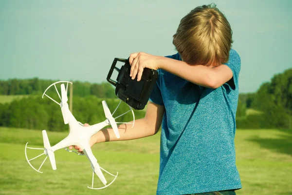 Triste chico sosteniendo drone y mando a distancia . — Foto de Stock