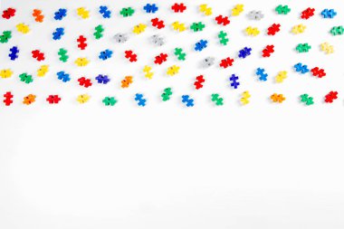 Beyaz arka plan üzerinde renkli Oluşturucu ayrıntıları çerçeve