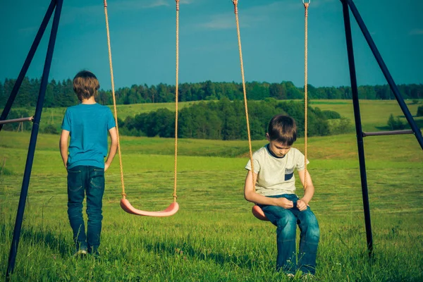 İlişki zorluklar çocuklar. Bir arkadaşı ile çocuk düşer.