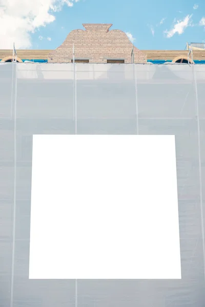 Нарисуй. Чистый наружная реклама, общественная информационная доска на здании на строительной площадке — стоковое фото
