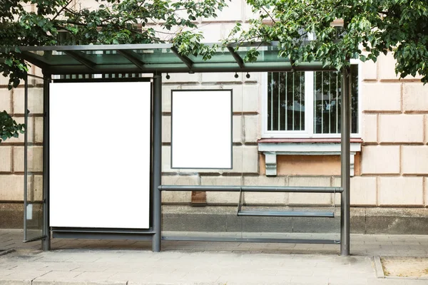 Prázdná bílá vzorovou z autobusové zastávky vertikální billboard před prázdné ulice pozadí — Stock fotografie