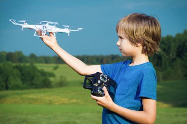 Açık havada drone ile oynayan çocuk.