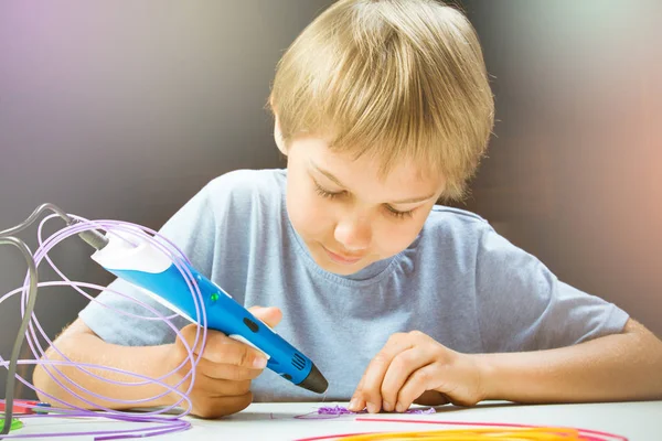 Niño creando con lápices de impresión 3D — Foto de Stock