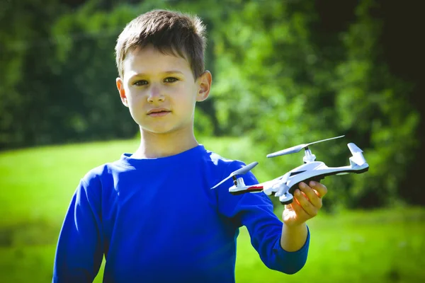 Chico jugando con dron al aire libre . — Foto de Stock