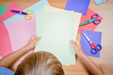 Renk kağıt ve tebrik kartı yapım makas çocuk