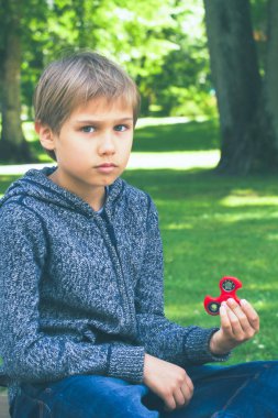 Topluca spinner açık havada çocukla