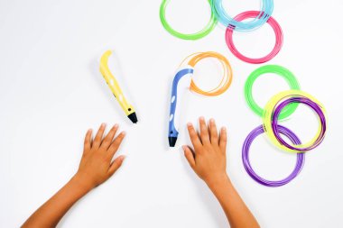 3D baskı kalemler filamentler ve çocuklar elleri olan. Üstten Görünüm