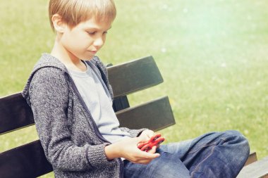 Topluca spinner açık havada çocukla