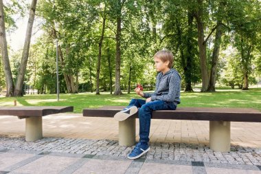 Spinner yalnız açık havada ile oynayan çocuk