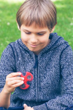 Topluca spinner açık havada çocukla