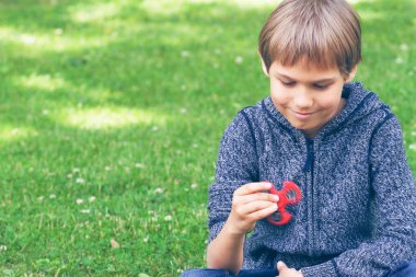 Topluca spinner açık havada çocukla