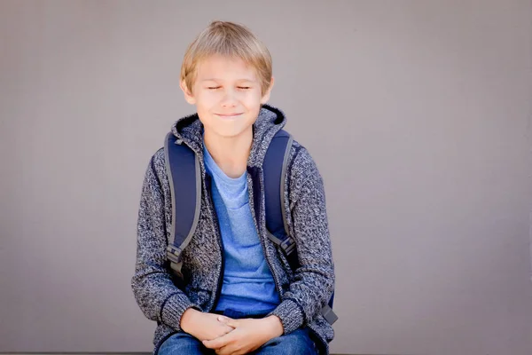 Sonriente niño soñando con los ojos cerrados —  Fotos de Stock