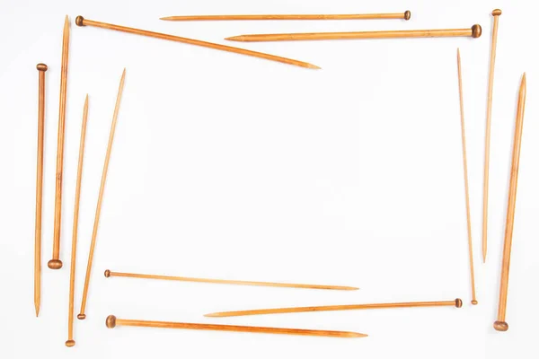 Frame of wooden knitting needles in different sizes on white background — Stock Photo, Image