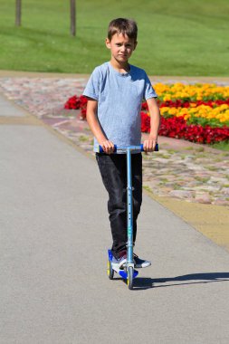 Çocuk parkta onun scooter sürme