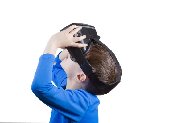 Kind mit Virtual-Reality-Brille beim Ansehen von Filmen oder Videospielen, isoliert auf weißem Hintergrund. — Stockfoto