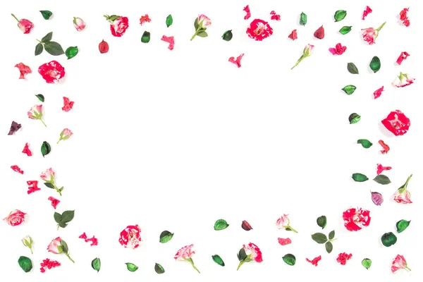 Состав цветов. Рамка из свежих роз и сушеных цветов. Плоский, вид сверху — стоковое фото