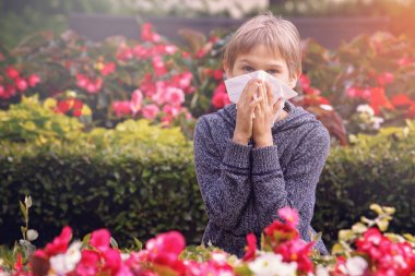 Anti olan çocuğun. Şehir Parkı dokusu ile oturan çocuk