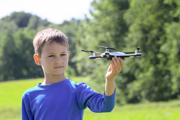 Chico jugando con dron al aire libre — Foto de Stock