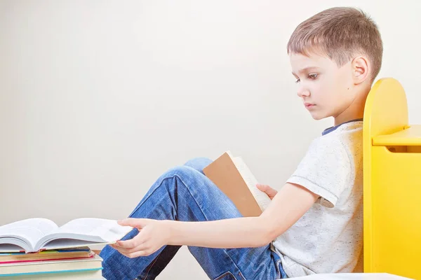 Criança lendo livros em casa . — Fotografia de Stock