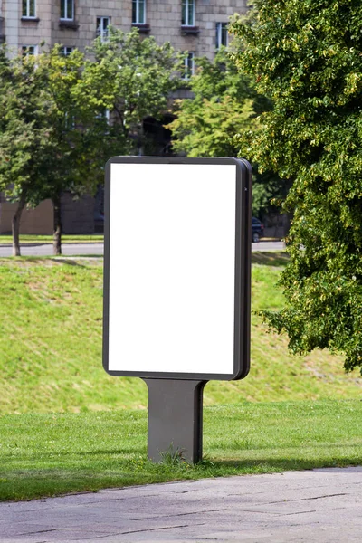 Mock up. Leeg reclamebord buitenshuis, buitenreclame, openbare informatiebord in de stad. — Stockfoto