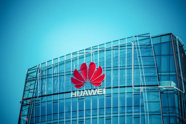 Vilnius, Litvanya - 30 Temmuz 2017: Huawei gökdelen Vilnius şehir merkezinde. Modern ofis Çin teknoloji şirketinin Huawei karargahı Vilnius, Litvanya