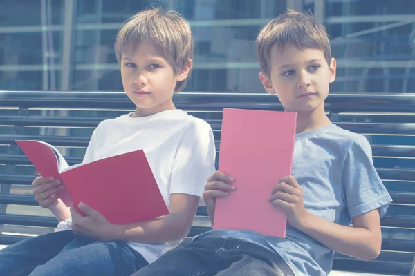 Schooljongens lezen van boeken. Kinderen huiswerk buitenshuis. Terug naar school concept. — Stockfoto