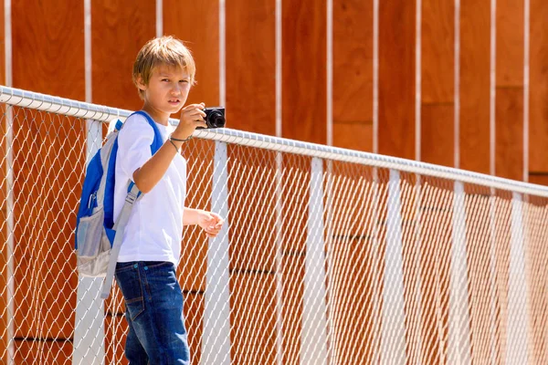 Niño con una cámara digital tomando fotos en la calle —  Fotos de Stock