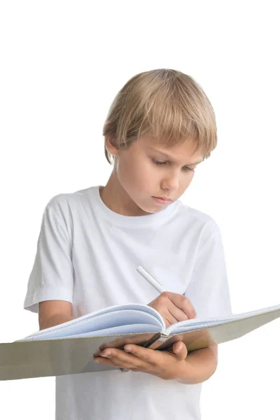 Niño con cuaderno y pluma escribiendo algo, aislado sobre fondo blanco . — Foto de Stock