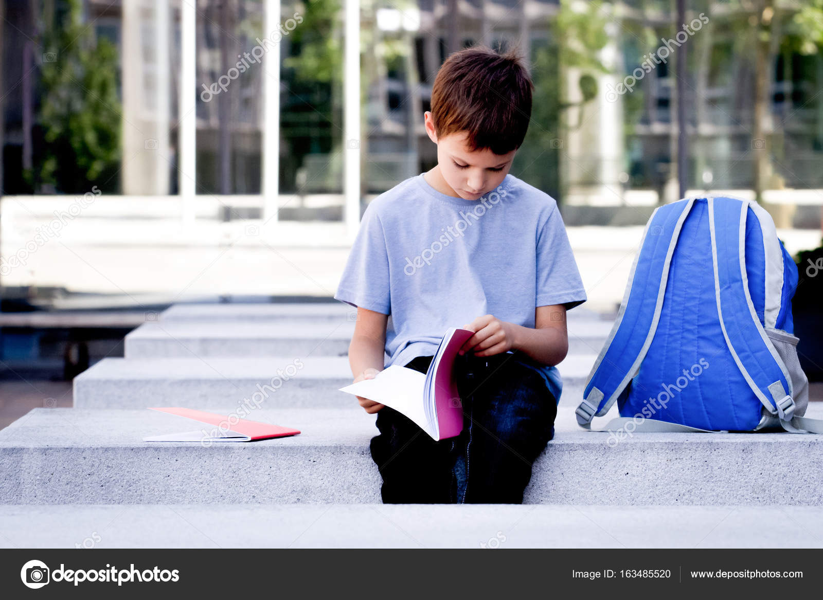 Niño Hojear Páginas Del Libro. Niño Leyendo Libro Y Hacer Niño Hojear Páginas Del Libro. Niño Leyendo Libro Y Hacer