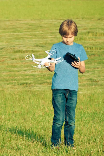 Chico jugando con dron al aire libre . — Foto de Stock