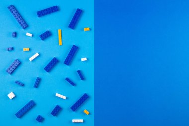 Oyuncakların geçmişi. Mavi arkaplanda plastik yapı blokları