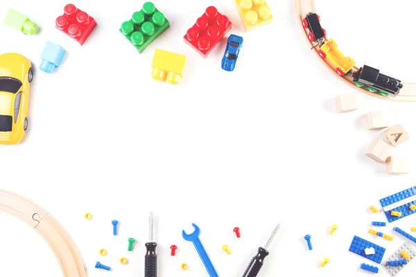 Barn leksaker ram på vit bakgrund. Ovanifrån. Lekmanna-platt. — Stockfoto