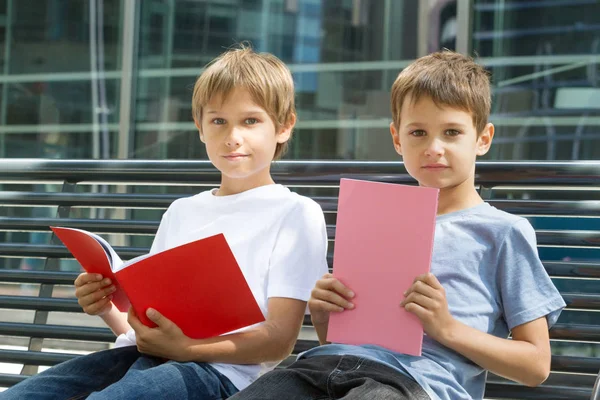 Jongens huiswerk buitenshuis. Terug naar school concept. — Stockfoto