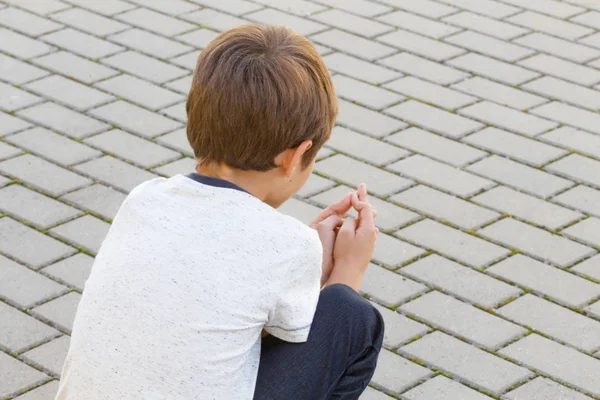 Triste, solitario, niño decepcionado sentado solo en el suelo al aire libre — Foto de Stock