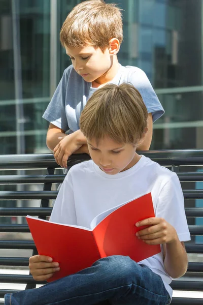 Kinderen huiswerk in de stad in openlucht. — Stockfoto