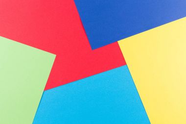 Sarı, yeşil, kırmızı ve mavi tonları ile kağıtları geometri düz kompozisyon arka planını renklendirin