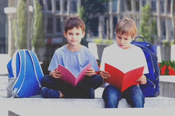 Kinder lesen Bücher im Freien. — Stockfoto