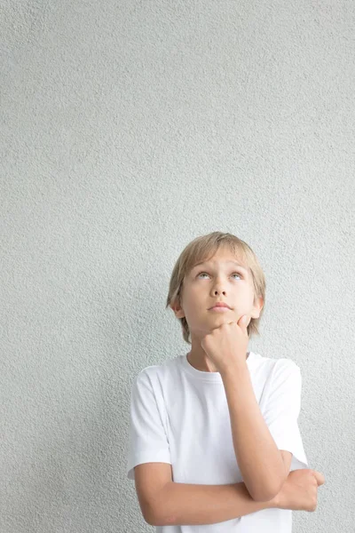 Retrato de menino pensativo com braços cruzados olhando para cima — Fotografia de Stock