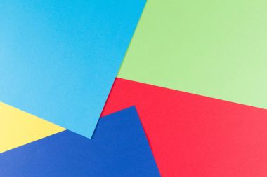 Sarı, yeşil, kırmızı ve mavi tonları ile kağıtları geometri düz kompozisyon arka planını renklendirin