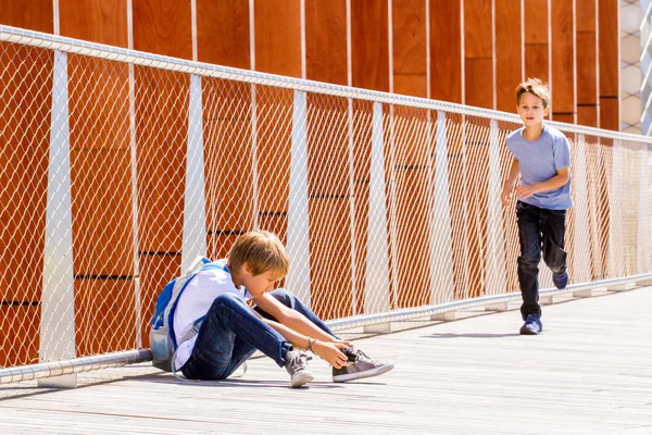 Pojke att göra video eller foto med digital kamera utomhus — Stockfoto