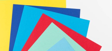 Beyaz arka plan üzerinde renkli kağıt